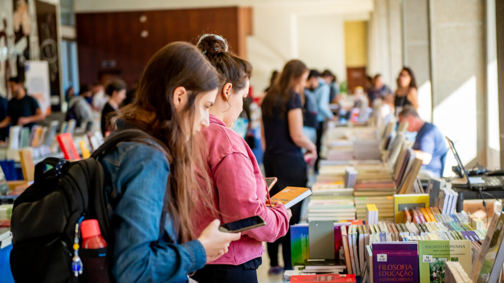 Feirão de Livros da UFPR retoma formato presencial; evento segue até quinta-feira (13)